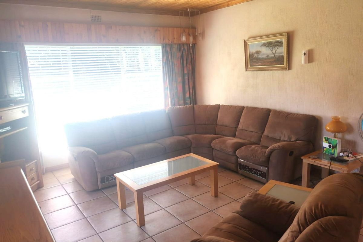 Charming Family Home in the Heart of Sunward Park – A Must-See! - Photo 5