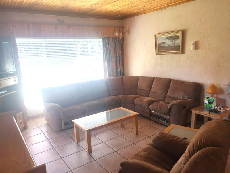 Charming Family Home in the Heart of Sunward Park – A Must-See! - Photo 5