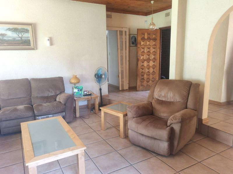Charming Family Home in the Heart of Sunward Park – A Must-See! - Photo 7