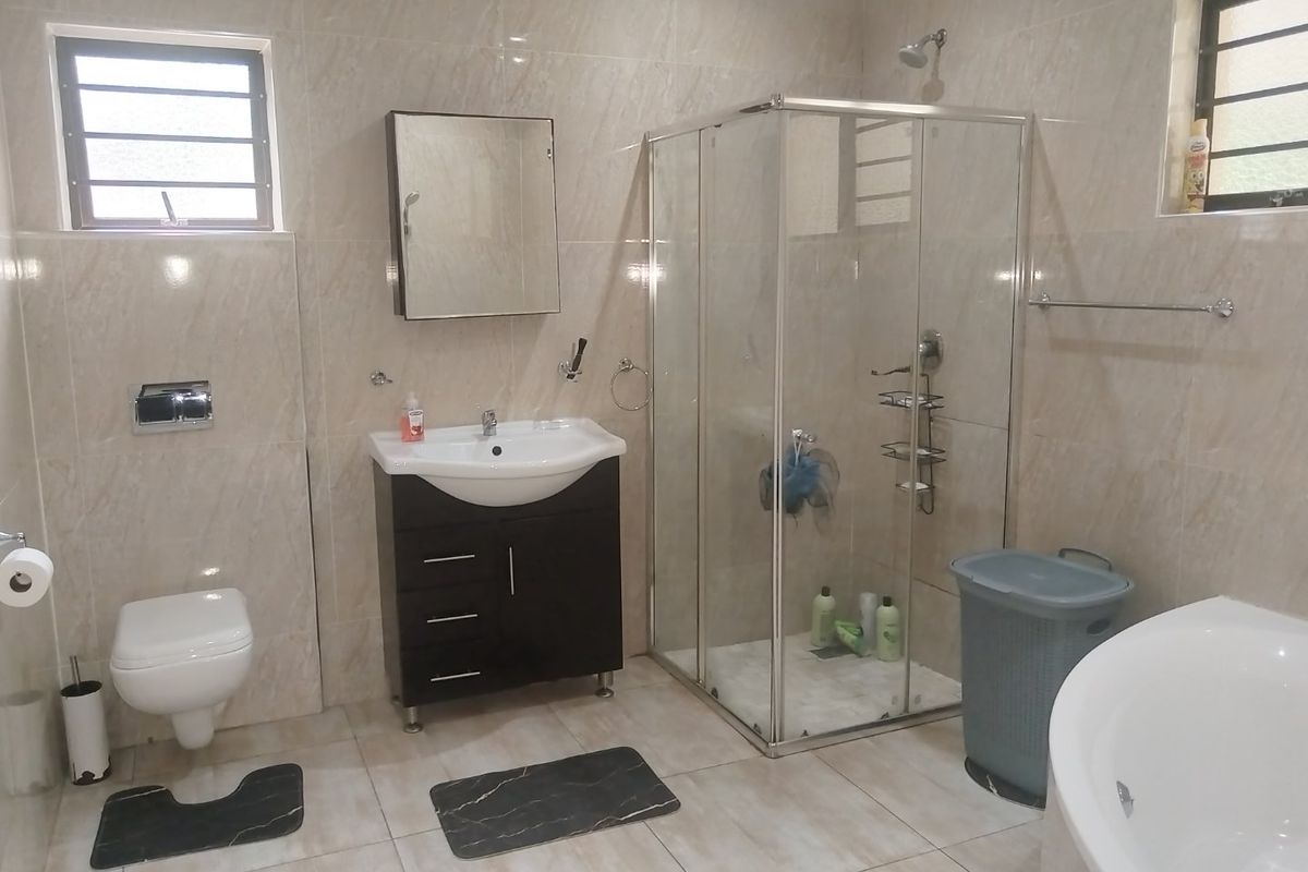 Family Home With Pool in Shelly Beach - Photo 3