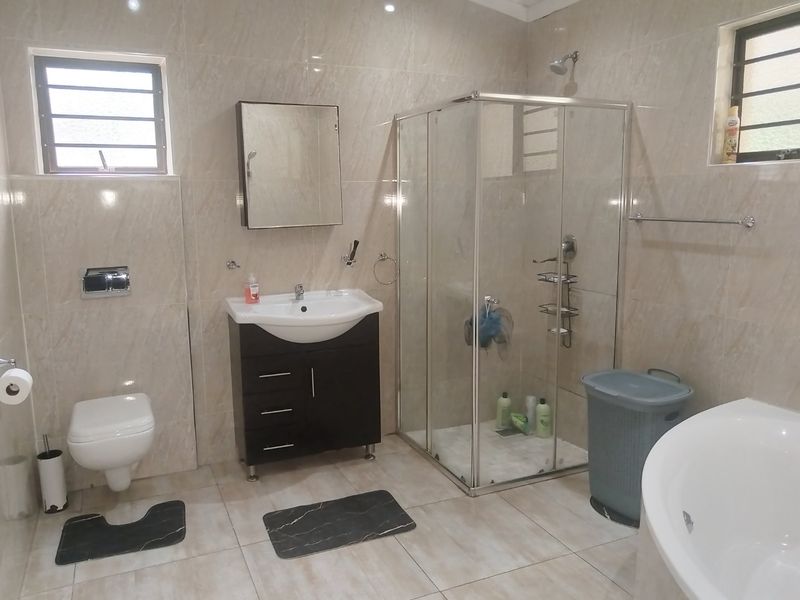 Family Home With Pool in Shelly Beach - Photo 3