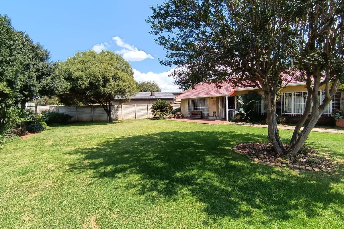 Spacious Family Home in Secure Boomed Area – Walking Distance from Impala Primary - Photo 2