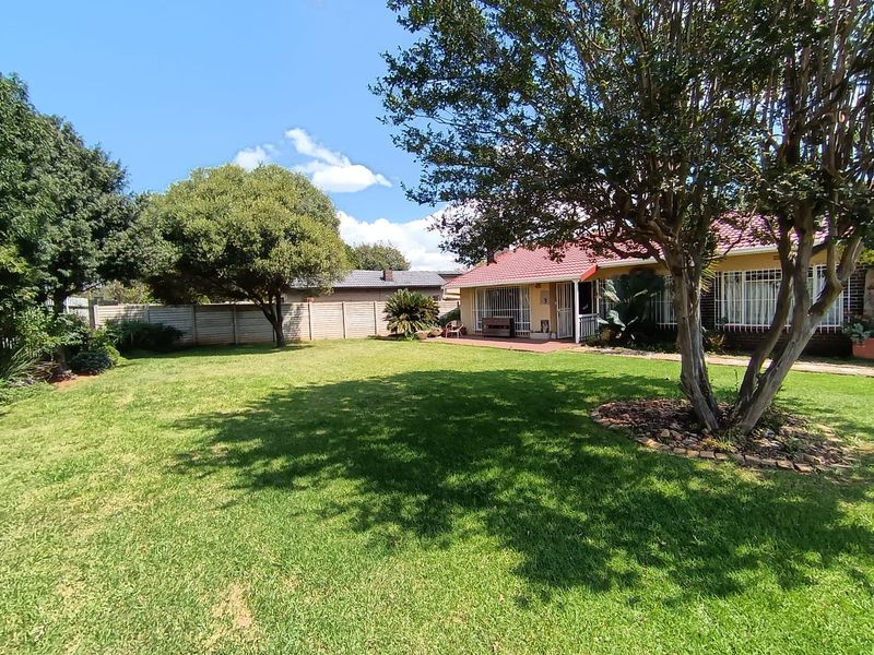 Spacious Family Home in Secure Boomed Area – Walking Distance from Impala Primary - Photo 2