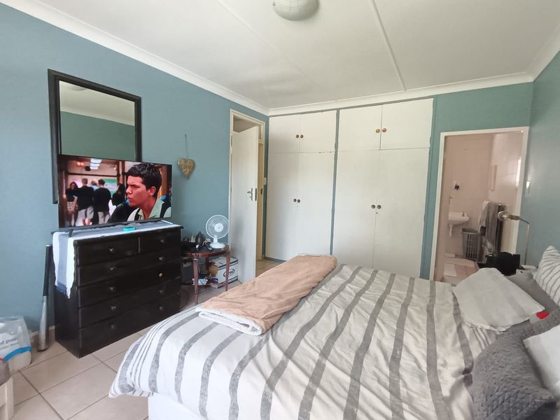 Spacious Family Home in Secure Boomed Area – Walking Distance from Impala Primary - Photo 4