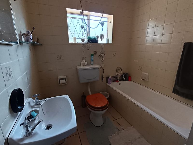 Spacious Family Home in Secure Boomed Area – Walking Distance from Impala Primary - Photo 9