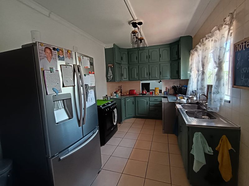Spacious Family Home in Secure Boomed Area – Walking Distance from Impala Primary - Photo 7