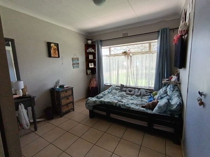 Spacious Family Home in Secure Boomed Area – Walking Distance from Impala Primary - Photo 6