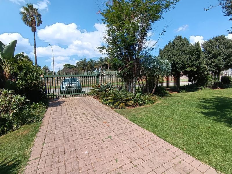 Spacious Family Home in Secure Boomed Area – Walking Distance from Impala Primary - Photo 3