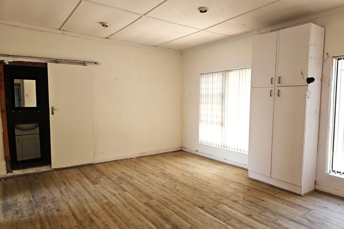 UPLIFTED & RENOVATION OPPORTUNITY  - Photo 5