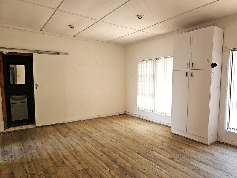 UPLIFTED & RENOVATION OPPORTUNITY  - Photo 5