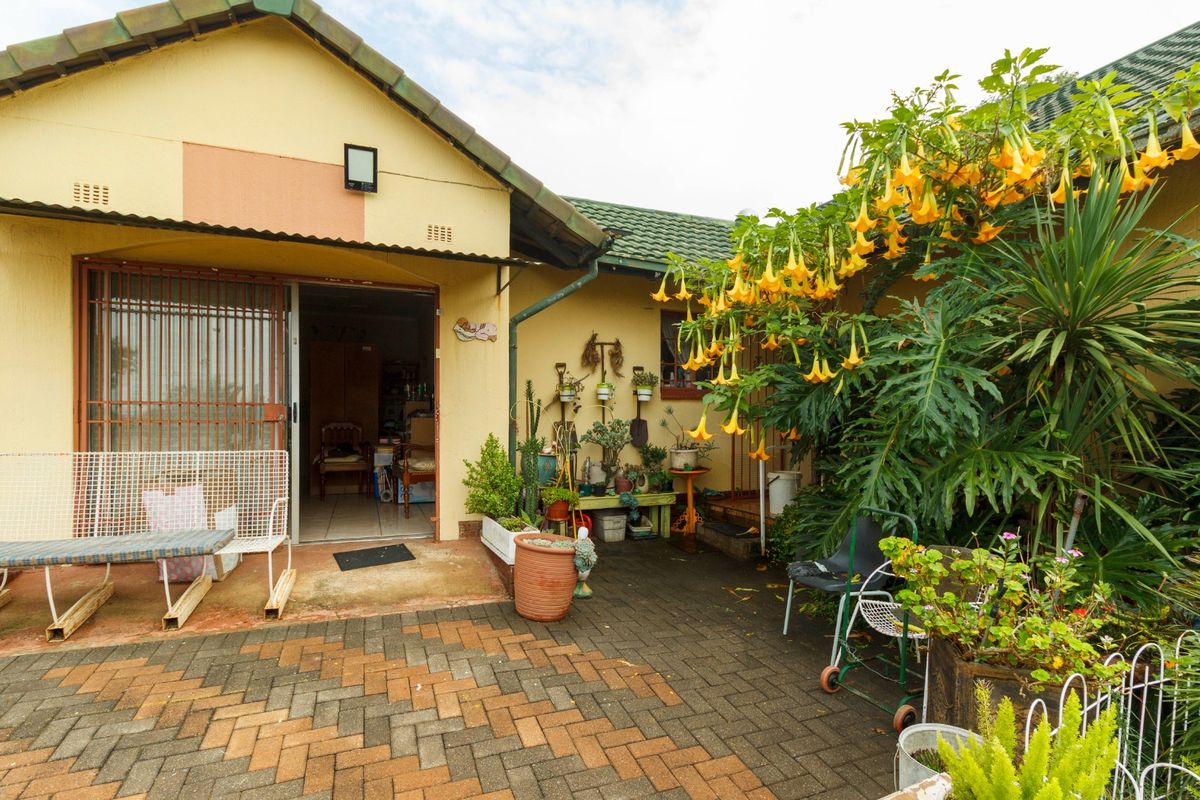 Charming Corner Property with Flatlet in Witpoortjie - Photo 2