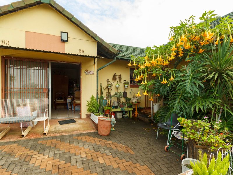 Charming Corner Property with Flatlet in Witpoortjie - Photo 2