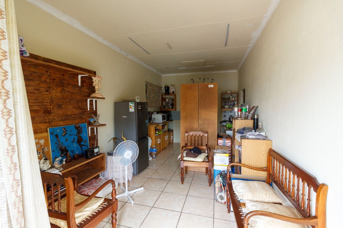 Charming Corner Property with Flatlet in Witpoortjie - Photo 4