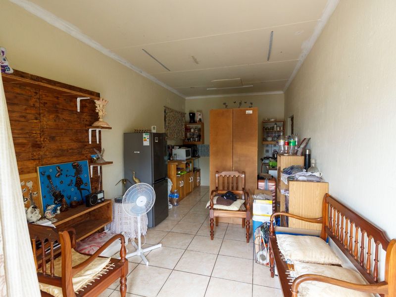 Charming Corner Property with Flatlet in Witpoortjie - Photo 4