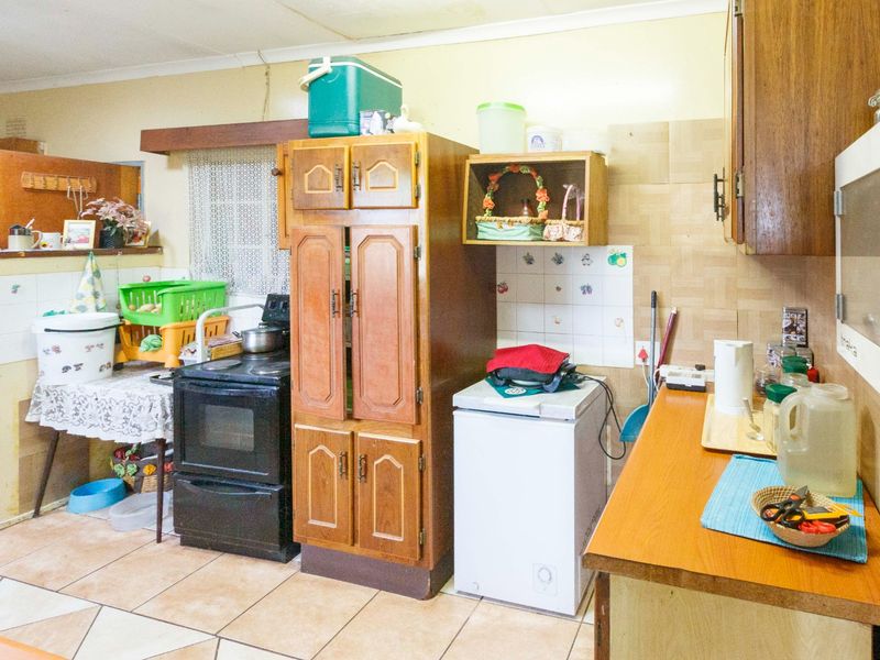 Charming Corner Property with Flatlet in Witpoortjie - Photo 8