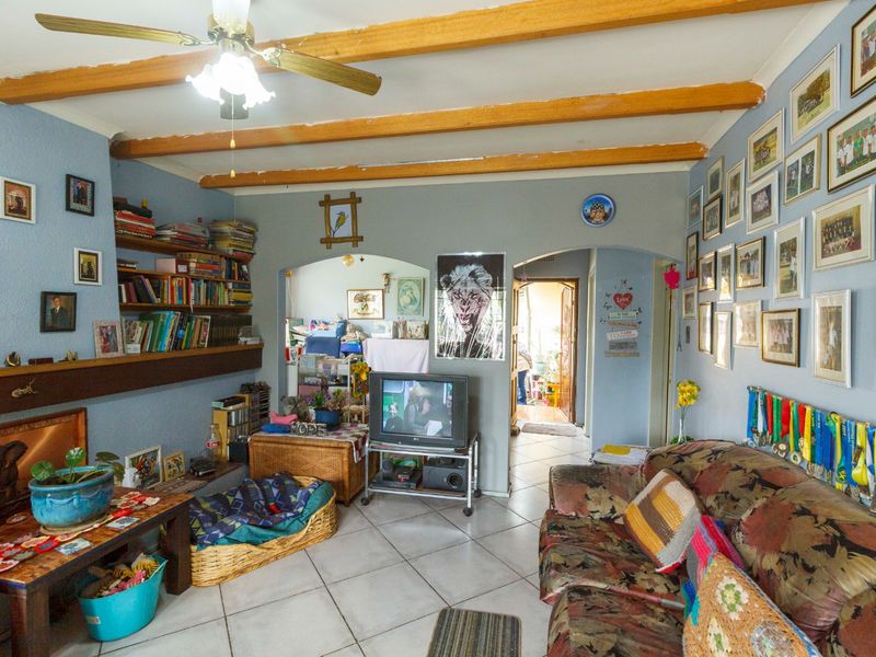 Charming Corner Property with Flatlet in Witpoortjie - Photo 10