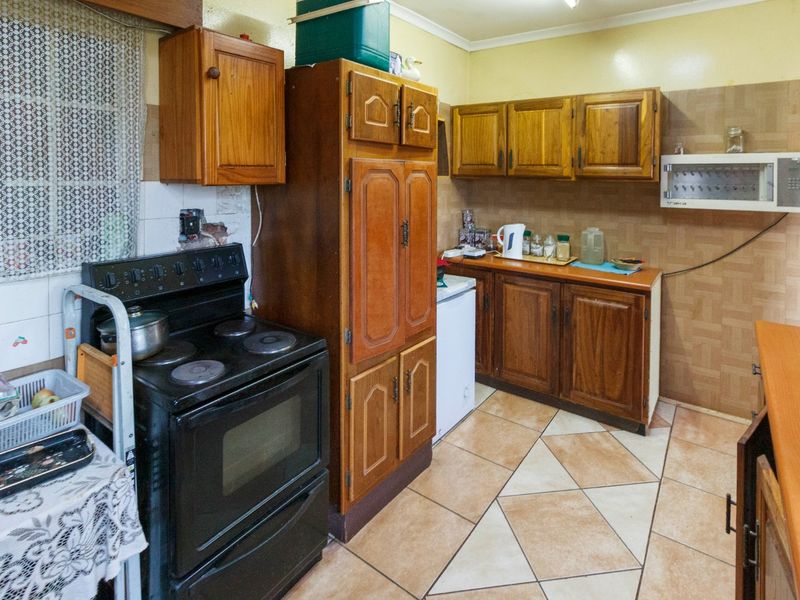 Charming Corner Property with Flatlet in Witpoortjie - Photo 7