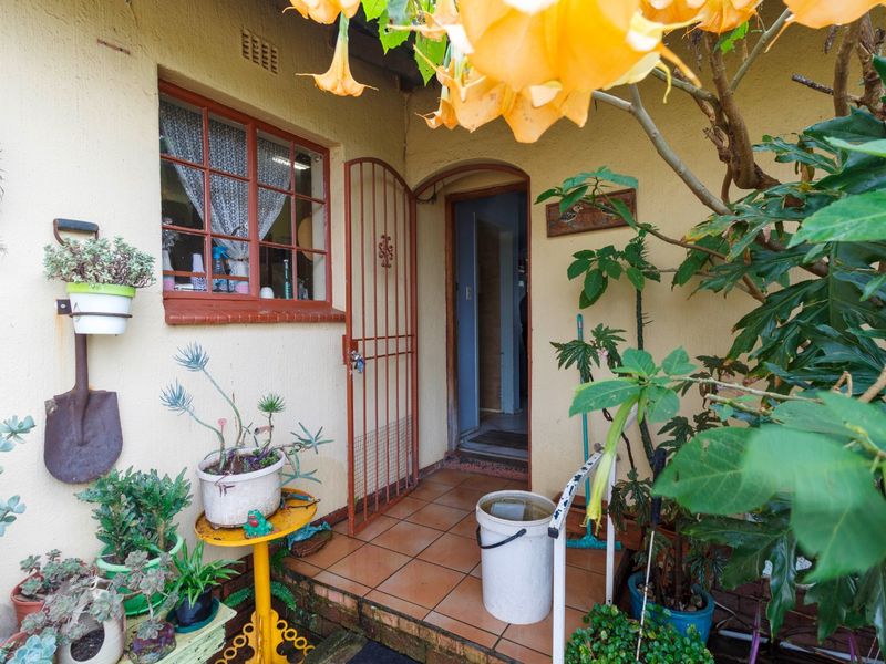 Charming Corner Property with Flatlet in Witpoortjie - Photo 6