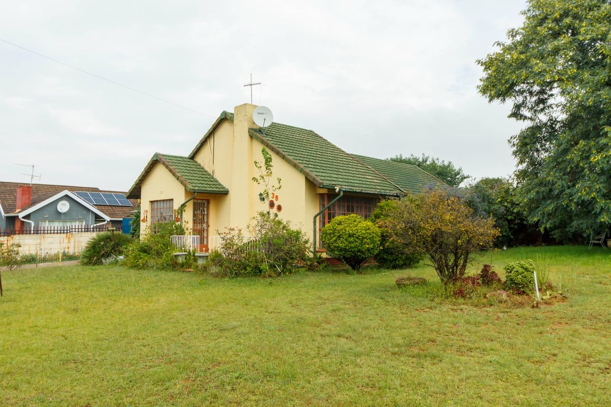 Charming Corner Property with Flatlet in Witpoortjie - Photo 5