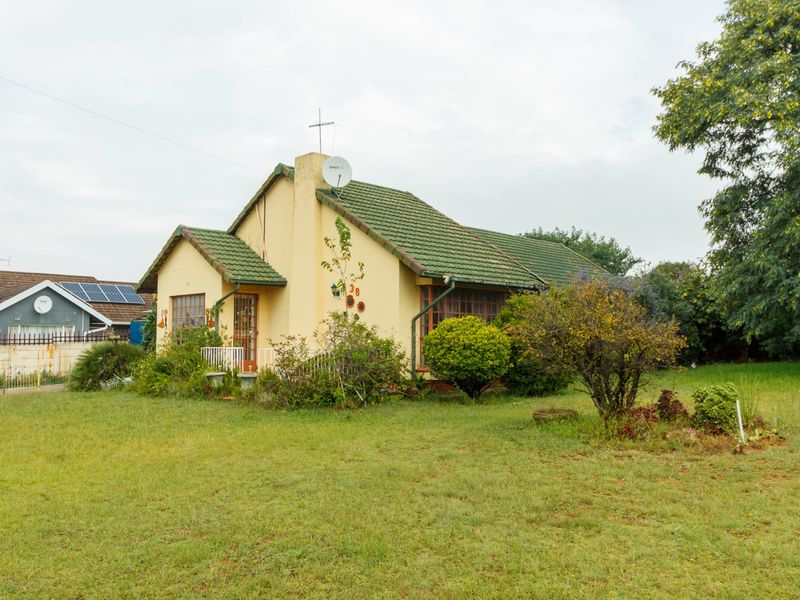 Charming Corner Property with Flatlet in Witpoortjie - Photo 5