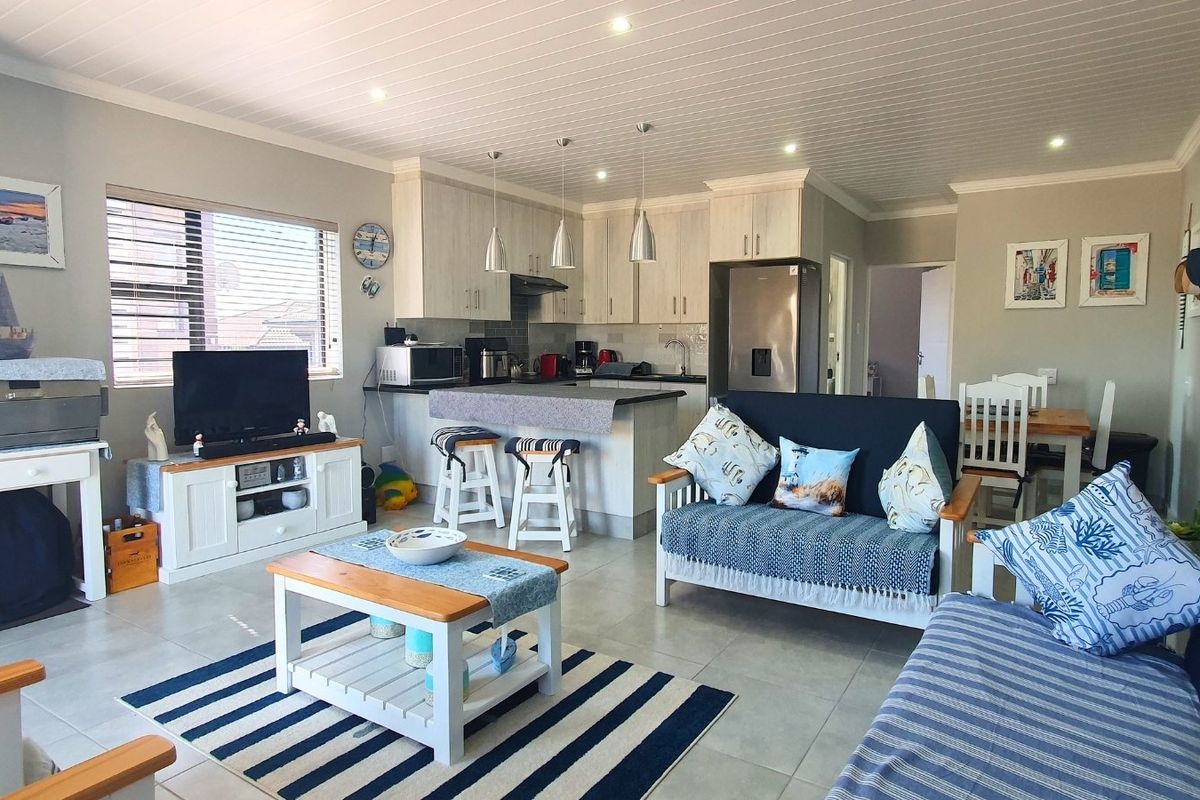 Low-Maintenance Coastal Living in Pet-Friendly Eco Estate - Photo 4