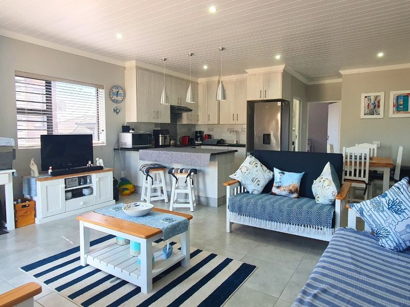 Low-Maintenance Coastal Living in Pet-Friendly Eco Estate - Photo 4