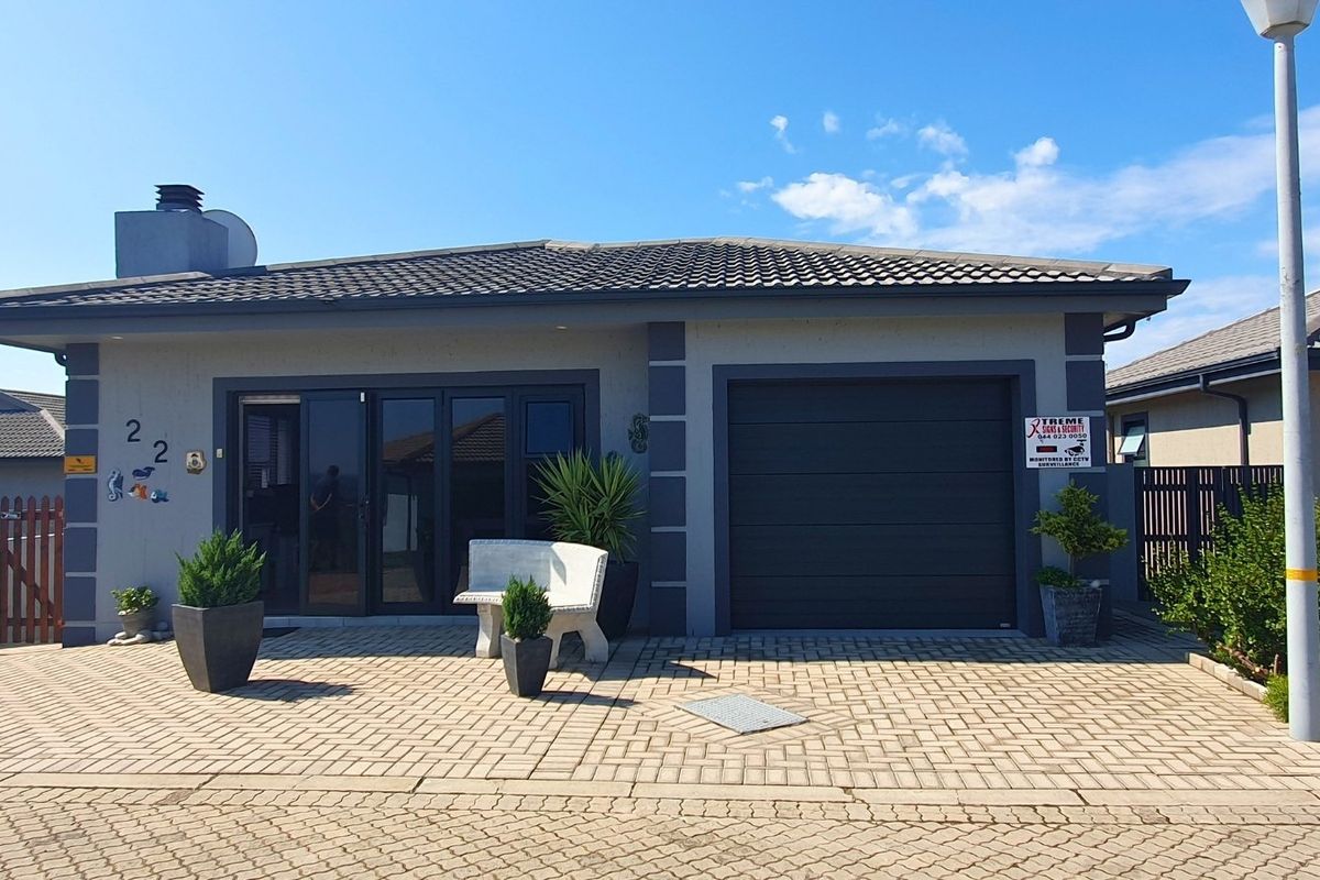 Low-Maintenance Coastal Living in Pet-Friendly Eco Estate - Photo 2