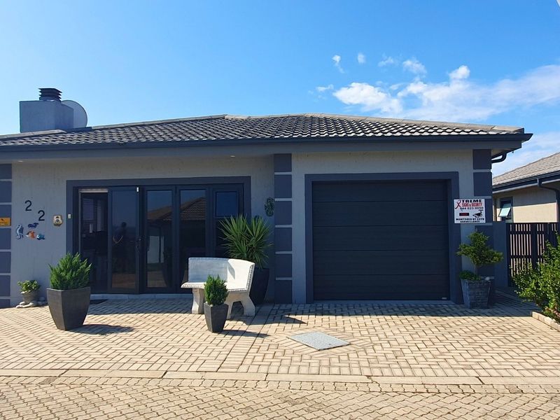 Low-Maintenance Coastal Living in Pet-Friendly Eco Estate - Photo 2