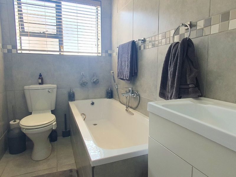 Low-Maintenance Coastal Living in Pet-Friendly Eco Estate - Photo 10