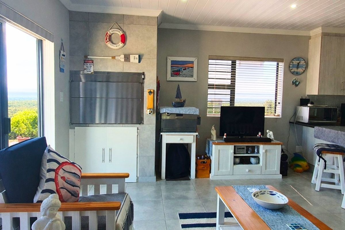 Low-Maintenance Coastal Living in Pet-Friendly Eco Estate - Photo 5