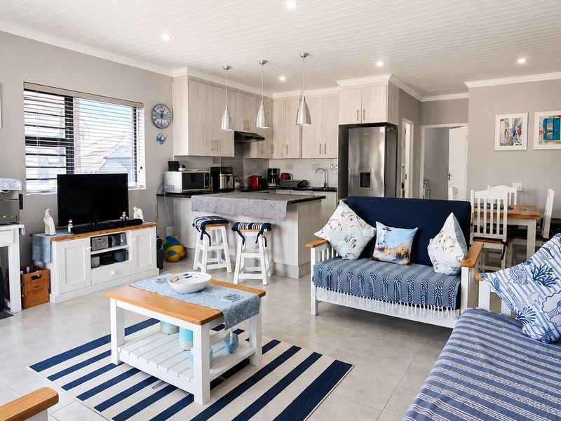 Low-Maintenance Coastal Living in Pet-Friendly Eco Estate - Photo 5