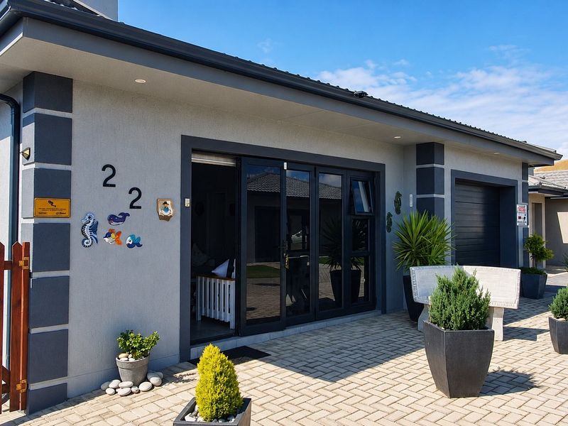Low-Maintenance Coastal Living in Pet-Friendly Eco Estate - Photo 2