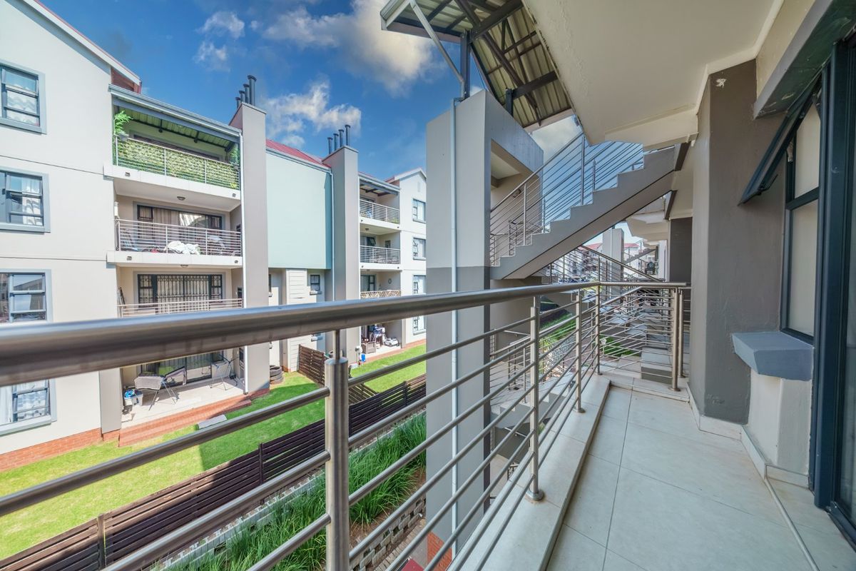 Stylish 1 Bedroom Apartment in Secure Red Ivory Lane! - Photo 4