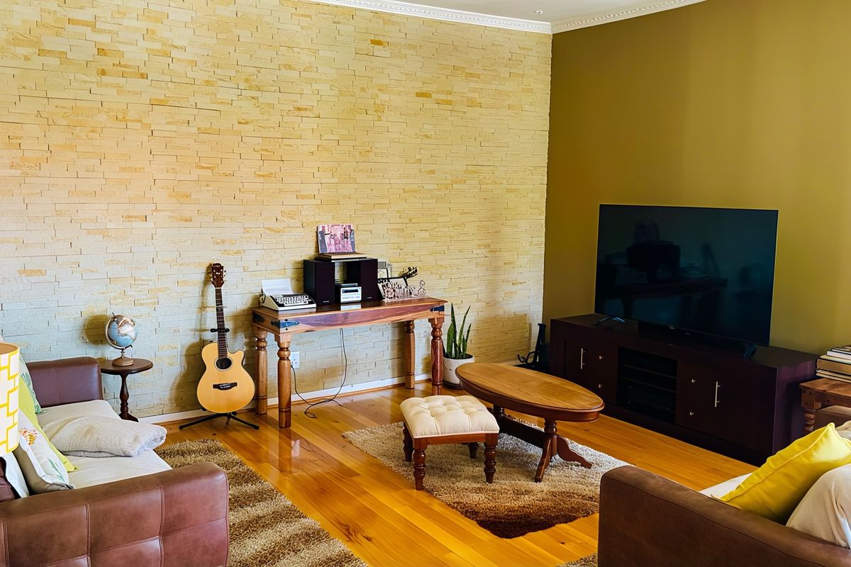 REDUCED TO SELL: Luxurious, Exclusive 3.5 Beds Penthouse with Private Rooftop Courtyard and Pool in Bulwer - Photo 4