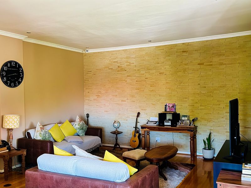 REDUCED TO SELL: Luxurious, Exclusive 3.5 Beds Penthouse with Private Rooftop Courtyard and Pool in Bulwer - Photo 3