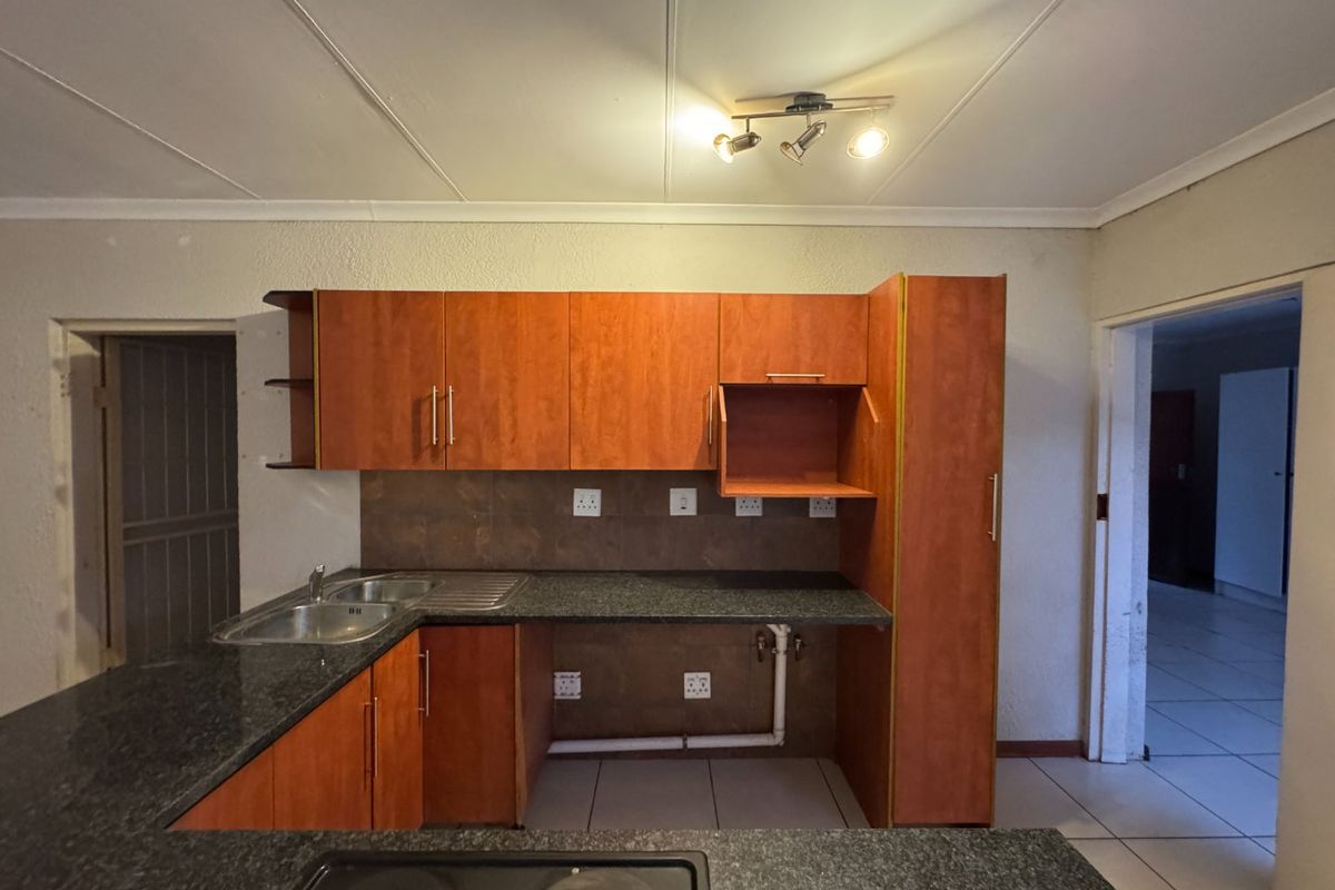 Pet Friendly Unit Glen Marais  - Photo 2