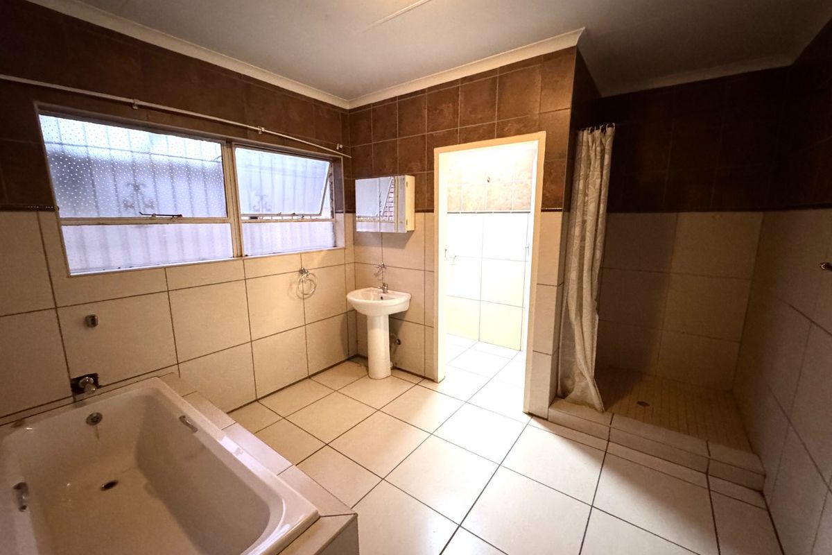 Pet Friendly Unit Glen Marais  - Photo 4