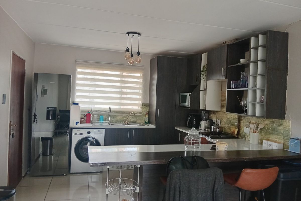 Newly renovated 2 bedroom 1 bathroom apartment is available for rent in Benoni. - Photo 3