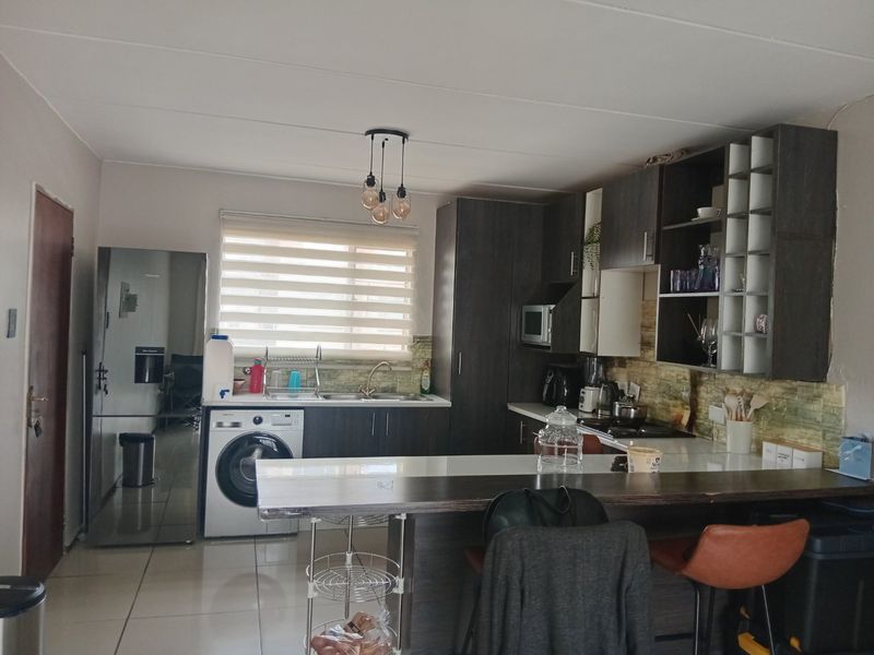 Newly renovated 2 bedroom 1 bathroom apartment is available for rent in Benoni. - Photo 3