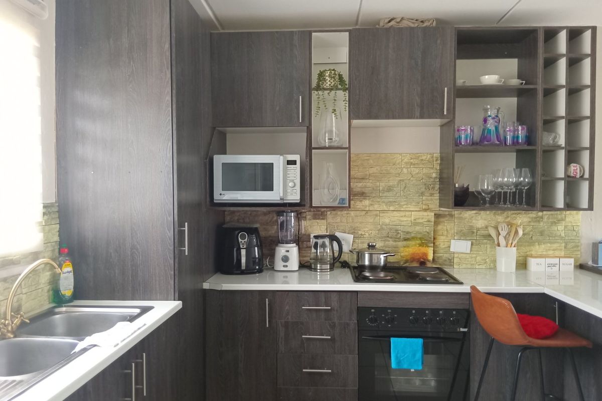 Newly renovated 2 bedroom 1 bathroom apartment is available for rent in Benoni. - Photo 2