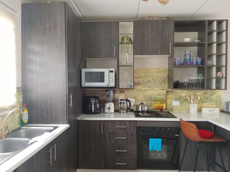 Newly renovated 2 bedroom 1 bathroom apartment is available for rent in Benoni. - Photo 2