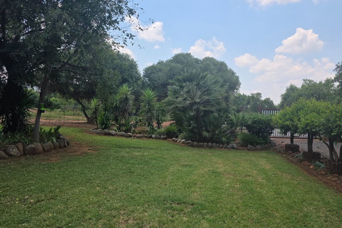 Charming Hartbeespoort Farm with Pool, Loft area and Flatlet - Photo 3