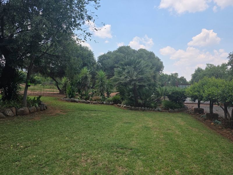 Charming Hartbeespoort Farm with Pool, Loft area and Flatlet - Photo 3