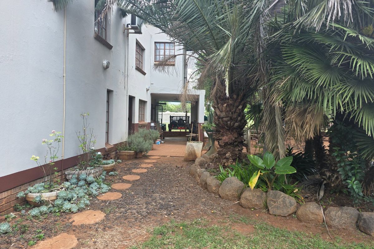 Charming Hartbeespoort Farm with Pool, Loft area and Flatlet - Photo 5