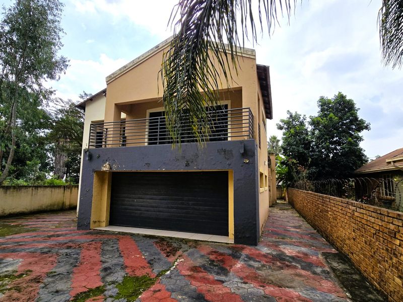 Spacious 4-Bedroom Fixer-Upper Opportunity in Rayton – Endless Potential for Renovators & Investors! - Photo 9