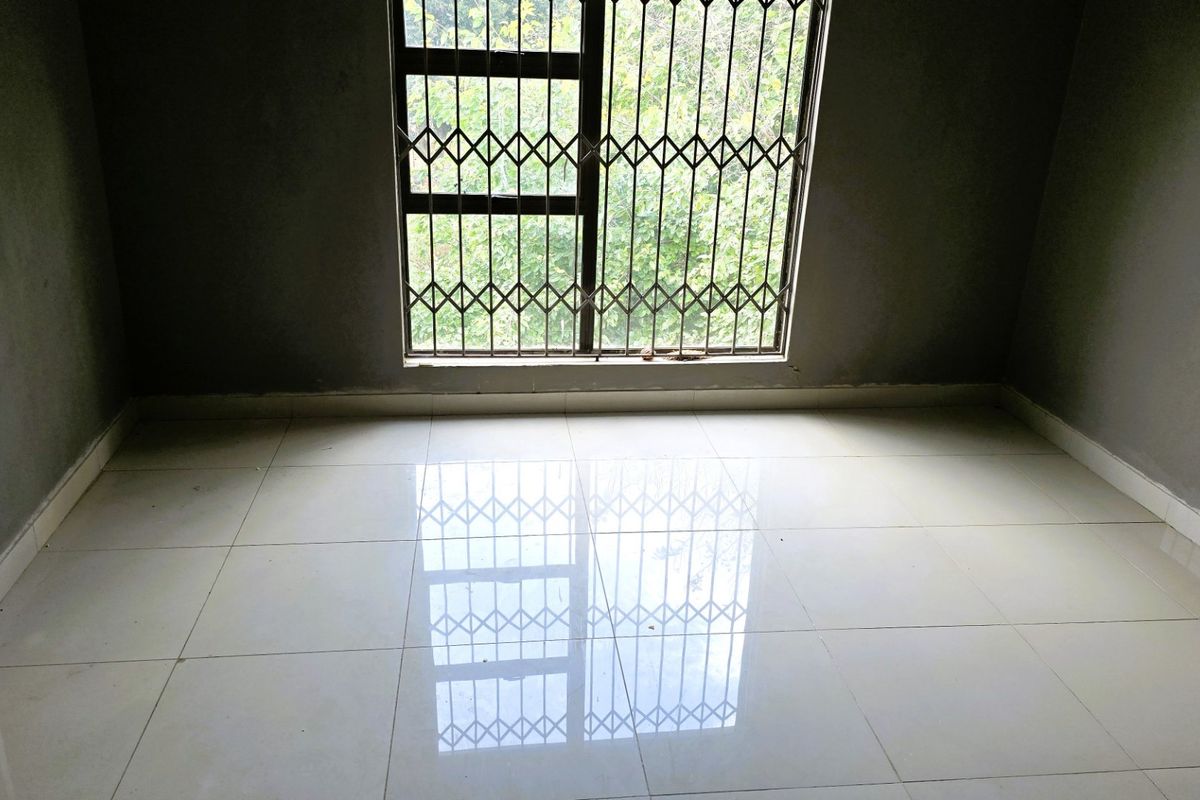 Spacious 4-Bedroom Fixer-Upper Opportunity in Rayton – Endless Potential for Renovators & Investors! - Photo 4