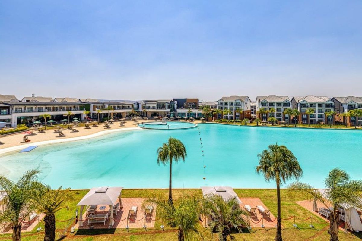 THREE BEDROOMS AND TWO BATHROOMS - Photo 2