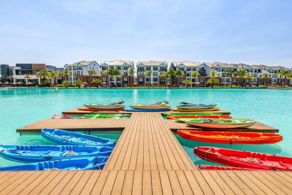 THREE BEDROOMS AND TWO BATHROOMS - Photo 3