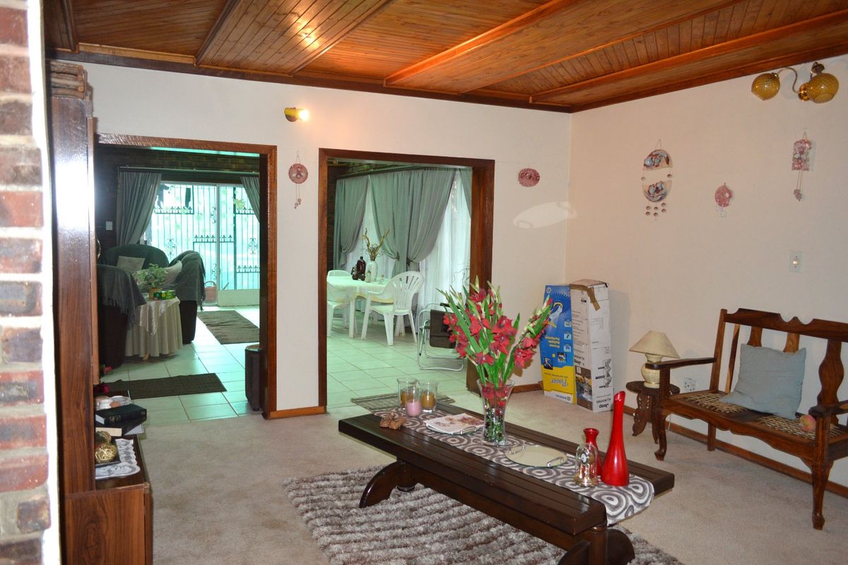 SOLE AND EXCLUSIVE MANDATE Two Homes, One Exceptional Opportunity – A Rare Multi-Residence Masterpiece with Top-Tier Security, Borehole & Lapa - Photo 5