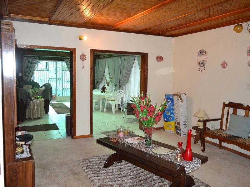 SOLE AND EXCLUSIVE MANDATE Two Homes, One Exceptional Opportunity – A Rare Multi-Residence Masterpiece with Top-Tier Security, Borehole & Lapa - Photo 5